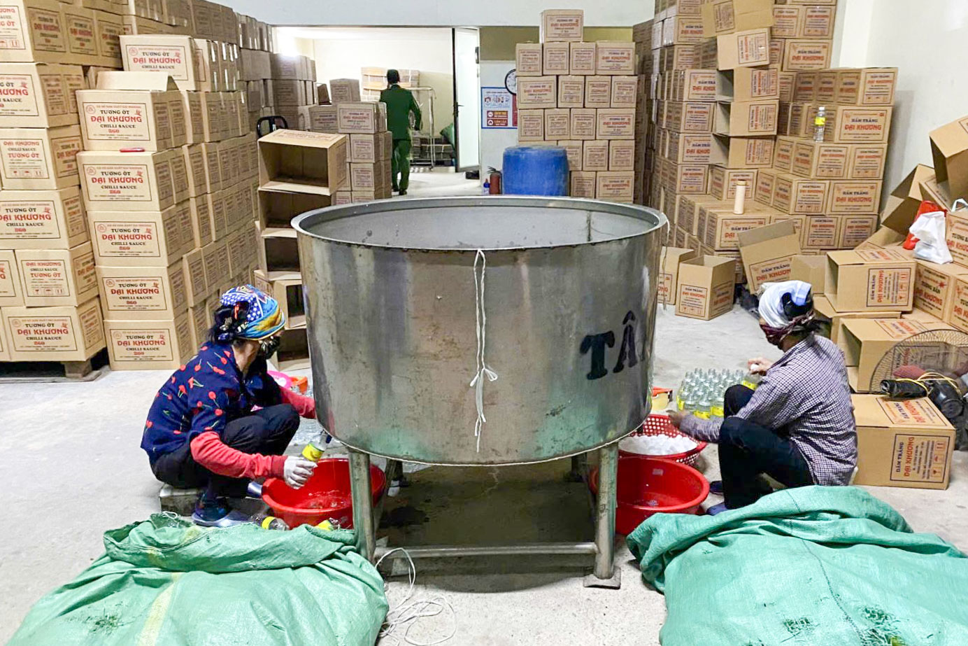Khởi tố, bắt tạm giam chủ cơ sở pha axit acetic với nước làm giấm trắng 100% tự nhiên