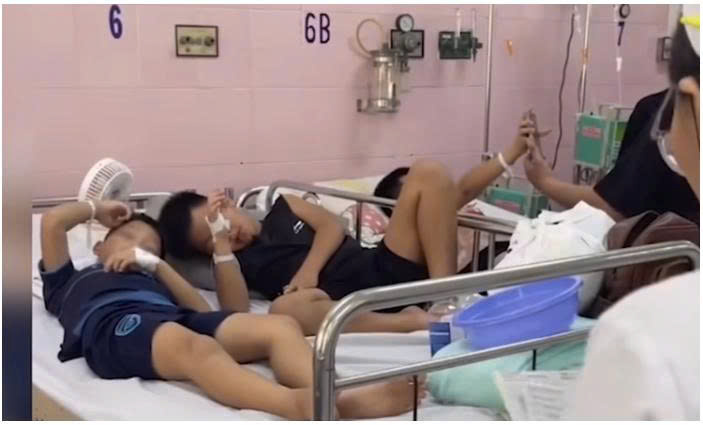 Gần 150 học sinh TPHCM nghi ngộ độc, Bộ Y tế yêu cầu làm rõ