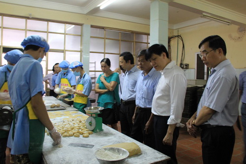 Đoàn thanh tra Bộ Y tế kiểm tra an toàn thực phẩm tại các cơ sở sản xuất bánh kẹo ở Hà Nội.