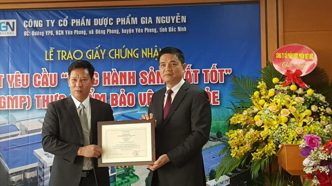 Trao giấy chứng nhận đạt yêu cầu “thực hành sản xuất tốt” (GMP) thực phẩm bảo vệ sức khỏe cho Công ty Cổ phần dược phẩm Gia Nguyễn.