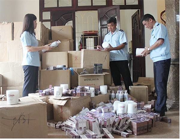 p/Lực lượng Hải quan Quảng Ninh kiểm tra lô thực phẩm chức năng, mỹ phẩm nhập khẩu.p/Ảnh: Q.H
