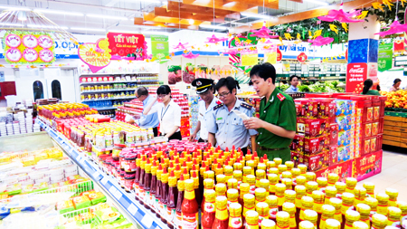 Đoàn kiểm tra liên ngành đang kiểm tra tại Siêu thị Coopmart Nha Trang