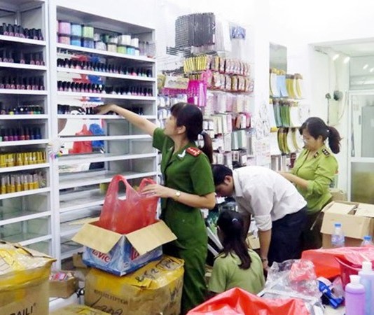 Lực lượng chức năng xử lý một vụ kinh doanh TPCN giả.