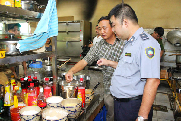 Đoàn kiểm tra liên ngành về an toàn thực phẩm của tỉnh kiểm tra đột xuất khu vực bếp nấu nướng, chế biến của một nhà hàng ở TP.Biên Hòa. Ảnh: H.DUNG