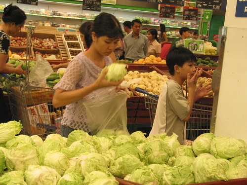 Cần mua và sử dụng thực phẩm có nguồn gốc rõ ràng. Ảnh: TM