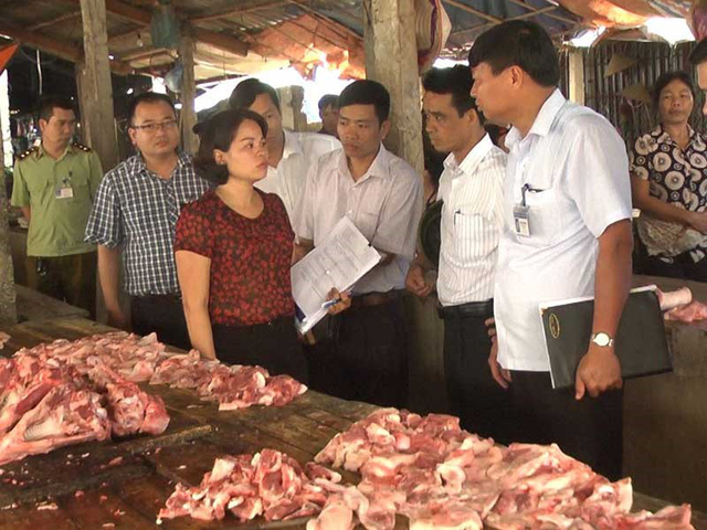 
Hiện nay một miếng thịt vẫn do nhiều cơ quan cùng quản lý. Trong ảnh: Đoàn liên ngành kiểm tra thực tế vệ sinh an toàn thực phẩm tại một chợ. Ảnh minh họa: Tiến Dũng
