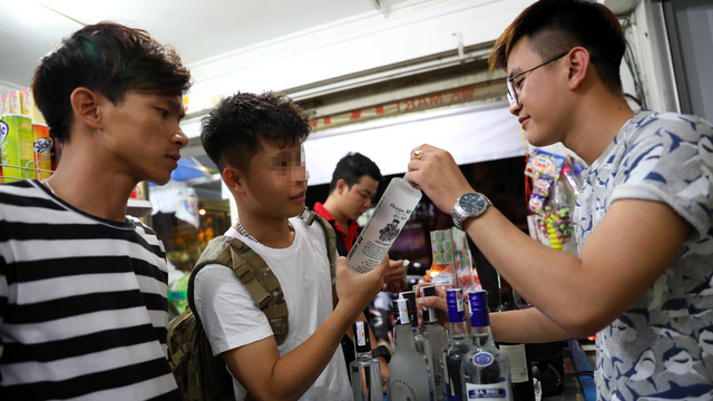 
Từ ngày 1-11, quy định cấm bán rượu cho người dưới 18 tuổi sẽ có hiệu lực - Ảnh: Tuổi trẻ
