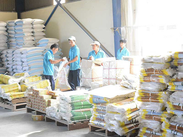 
Hạt gạo xuất khẩu hiện nay vẫn còn vướng nhiều loại giấy phép con, thủ tục rối rắm cần được loại bỏ. Ảnh: QUANG HUY
