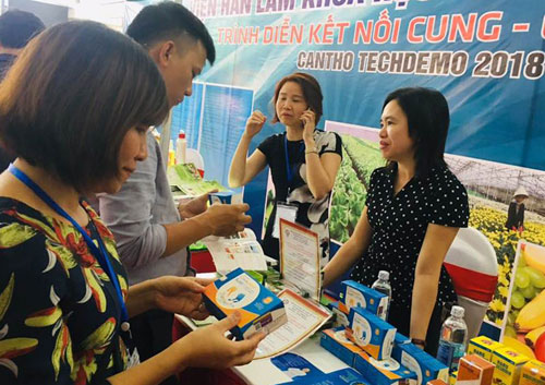 Các nhà khoa học Viện Khoa học vật liệu giới thiệu kết quả nghiên cứu tại sự kiện trình diễn kết nối cung - cầu 2018. Ảnh: TH.
