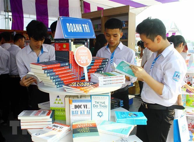 'Cuoc chien' voi xuat ban pham gia: Noi khong voi sach gia hinh anh 1